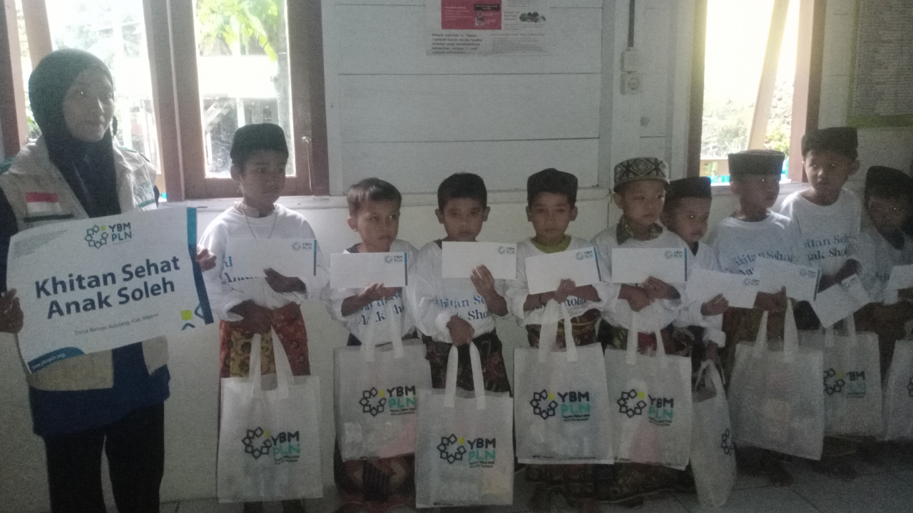Sunatan Massal Yayasan Baitul Mal PLN di Desa Banua Adolang