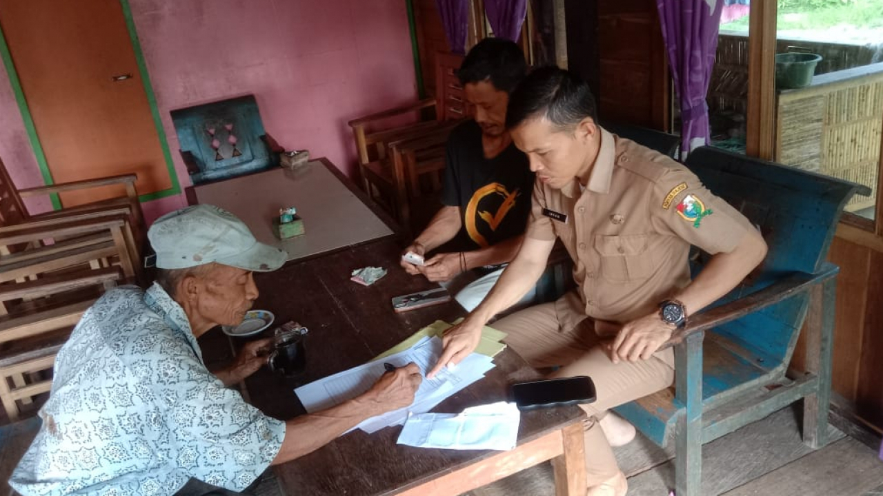 Penjabat Kepala Desa Banua Adolang Tinjau Penyaluran Bantuan Sanitasi dan Pembayaran Upah Kerja di Kappung Ratte