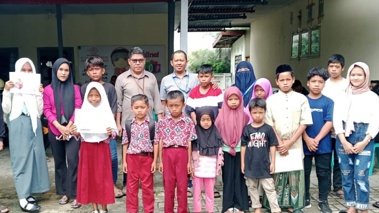 Pemdes Banua Adolang Dampingi Penyaluran Bantuan Yatim melalui Pos Kab. Majene