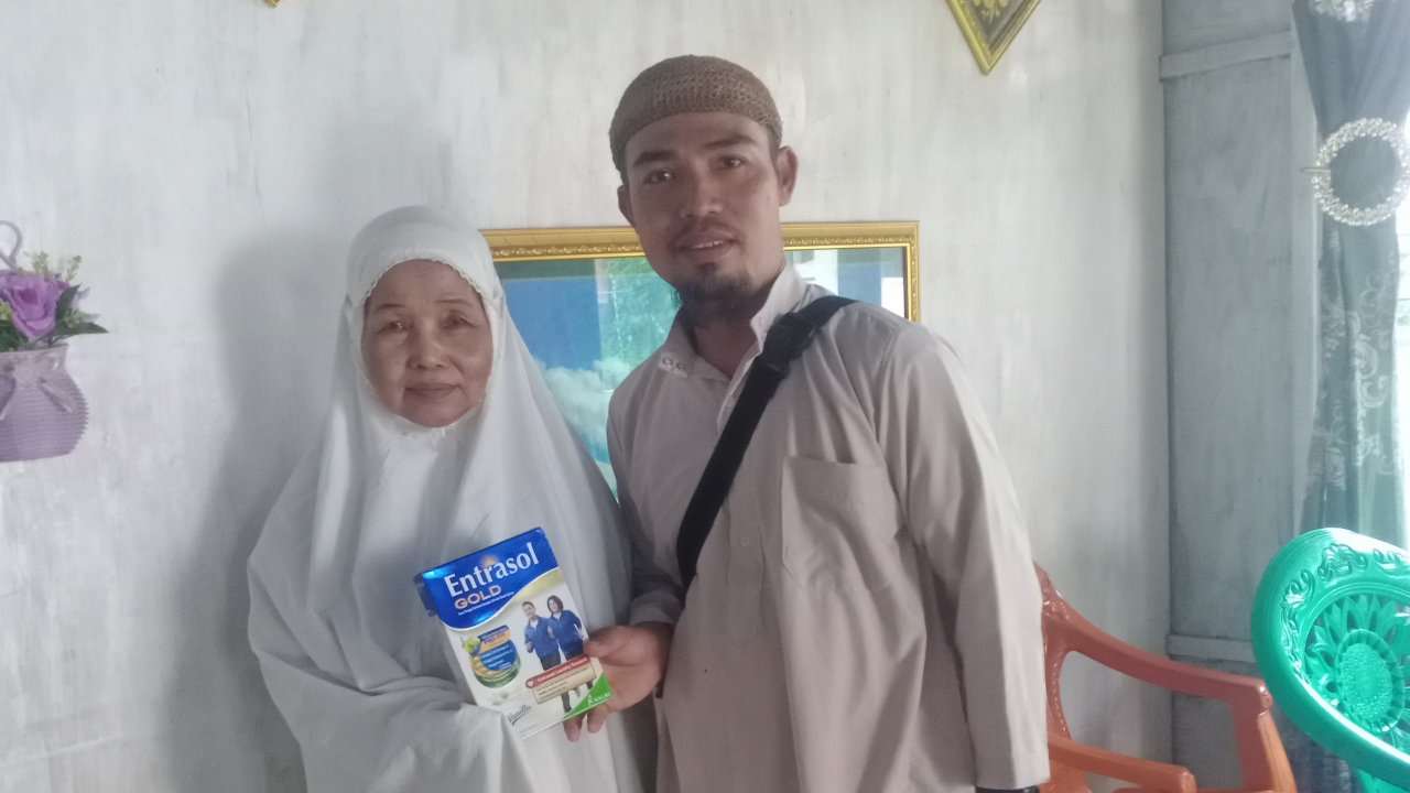 Bantuan Susu untuk Lansia di Desa Banua Adolang