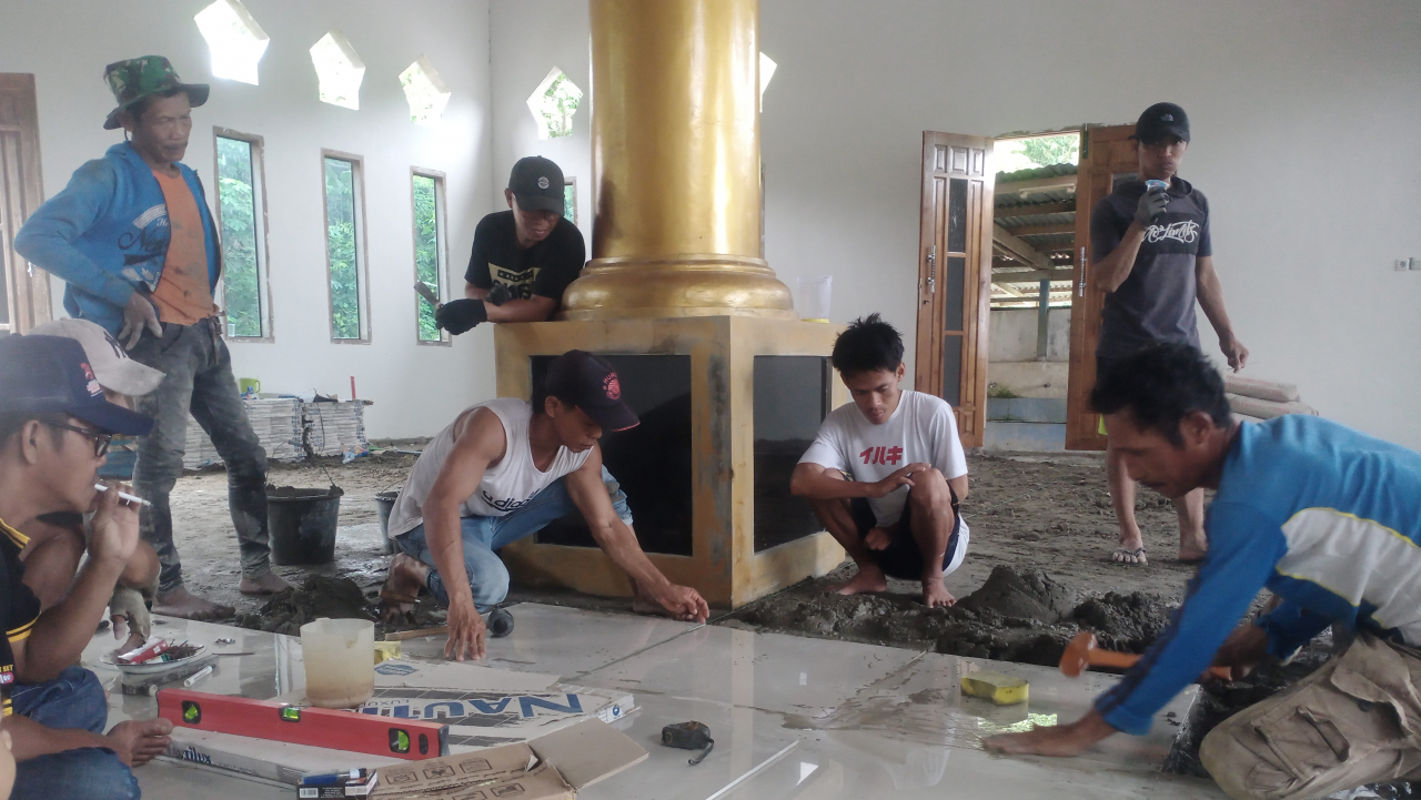 Gotong Royong Pemasangan Tegel Keramik Masjid Jabal Wahyu di Kampung Ratte