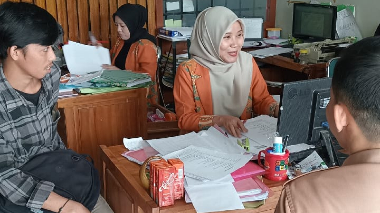 Kepala Desa Banua Adolang Dampingi Pengurus Koperasi ke Notaris