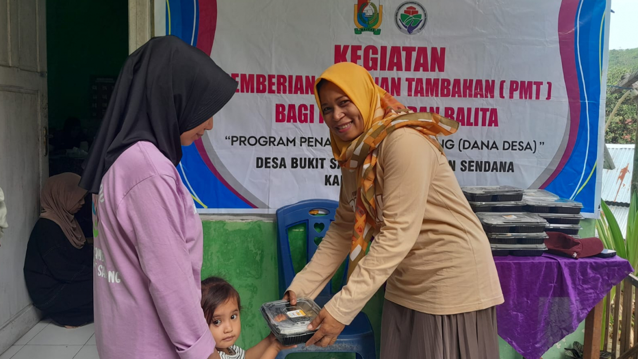 Posyandu dan Pemberian PMT di Desa Bukit Samang