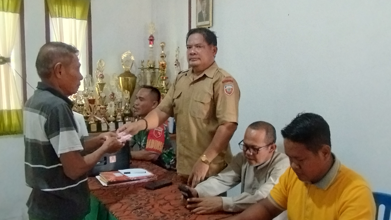 Penyaluran BLT-DD Tri Wulan I di Negeri Walling Spanciby