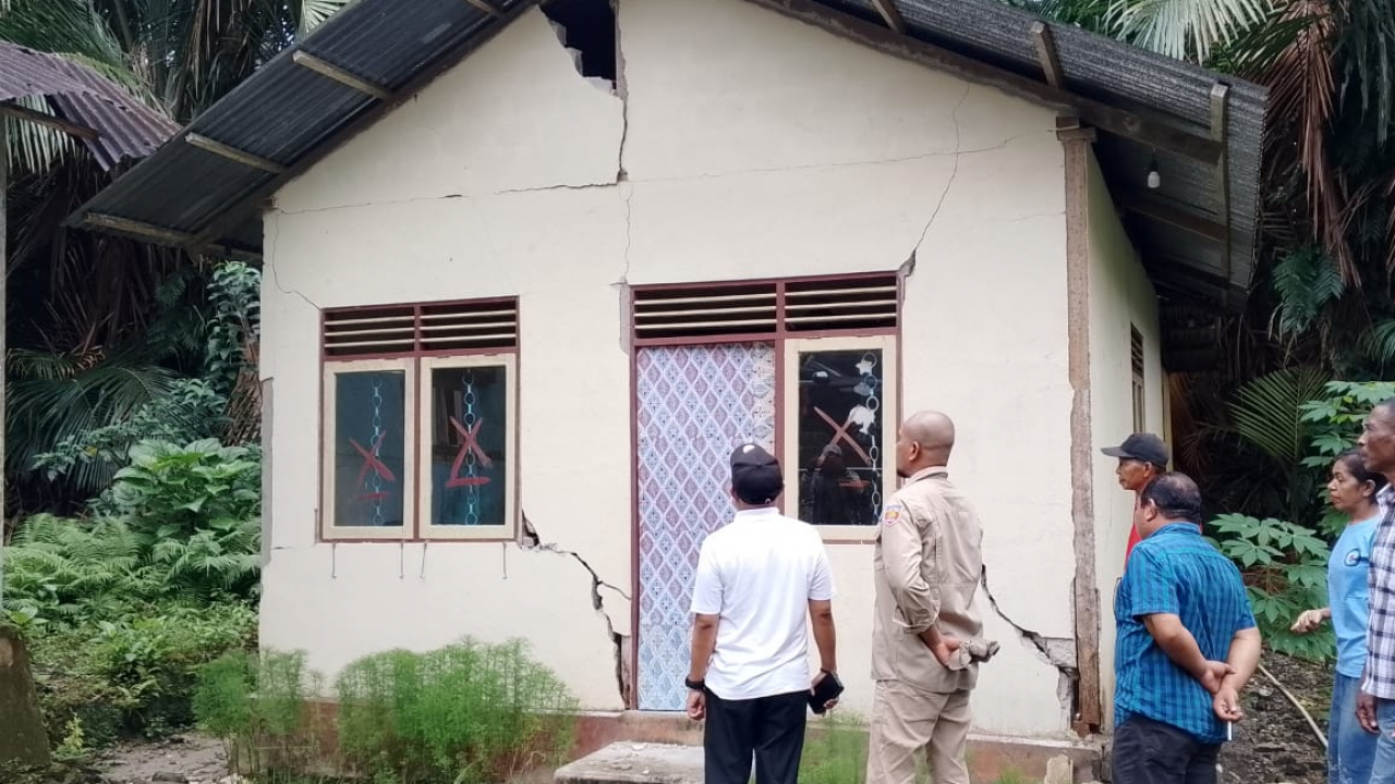 WAKIL BUPATI MALUKU TENGAH TINJAU RUMAH RUSAK DUSUN PIA PASCA GEMPA, SEKRETARIS NEGERI SSA BERI APRESIASI