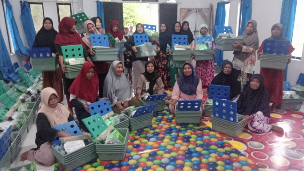 PELAKSANAAN KEGIATAN PENYALURAN ALAT-ALAT HIDROPONIK