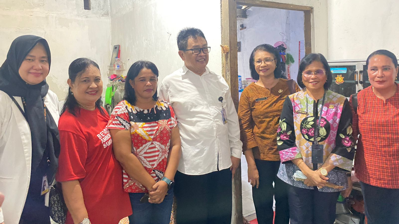 Kunjungan Kementrian Kependudukan dan Pembangunan Keluarga / BKKBN, staf kepresidenan, Direktur Dini Lapangan, Kepala Perwakilan BKKBN Provinsi Maluku di DAHSAT ( Dapur Sehat Atasi Stunting ) Negeri Passo.