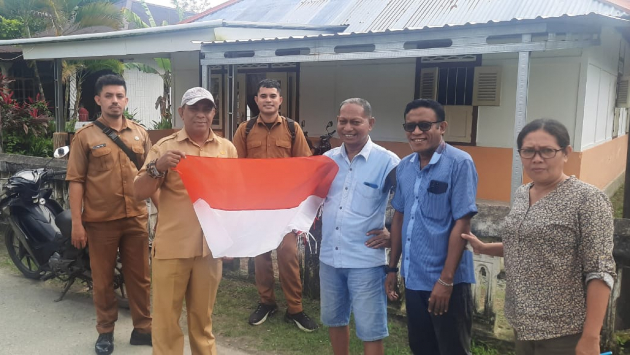 Menyongsong 17 Agustus 2024, HUT NKRI ke-79. Pemerintah Negeri Passo dan Dinas DP3AMD membagikan Bendera Secara Gratis kepada Masyarakat.