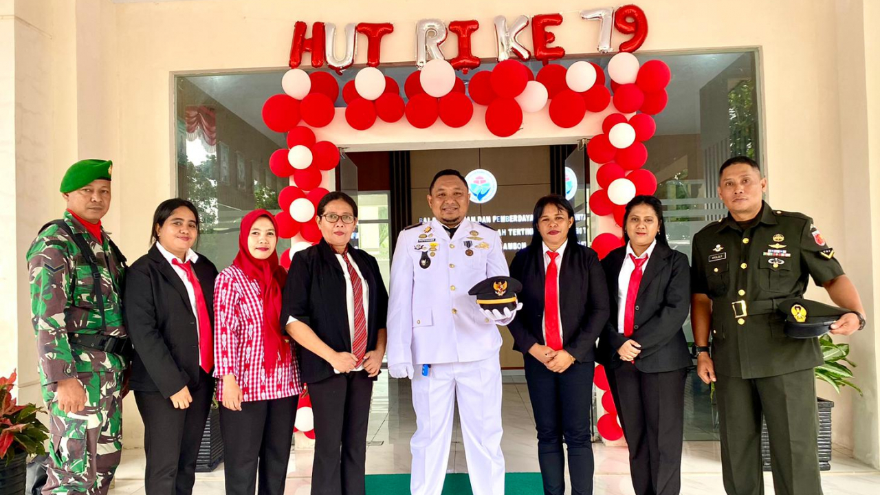 Memperingati Hari Kemerdekaan Indonesia ke-79, Pemerintah Negeri Passo bersama Balai Pelatihan dan Pemberdayaan Masyarakat Desa, Daerah Tertinggal dan Transmigrasi Ambon melakukan Upacara Kenaikan Sang Merah Putih di Lapangan Upacara Balai di Passo.