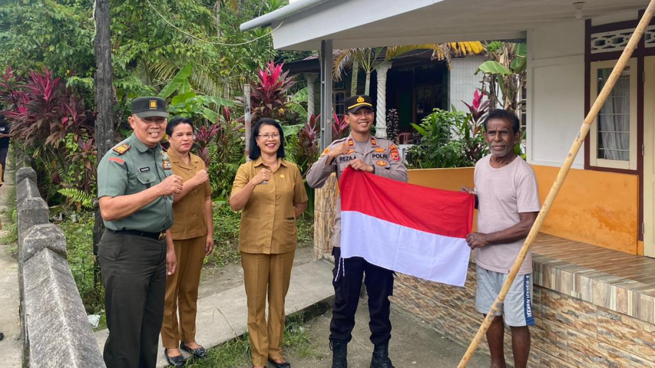 Pengibaran Bendera Sang Saka Merah Putih oleh Pemerintah Negeri Passo, Camat Baguala, Kapolsek Baguala, Danramil Baguala dan Masyarakat Negeri Passo menyongsong HUT NKRI ke-80