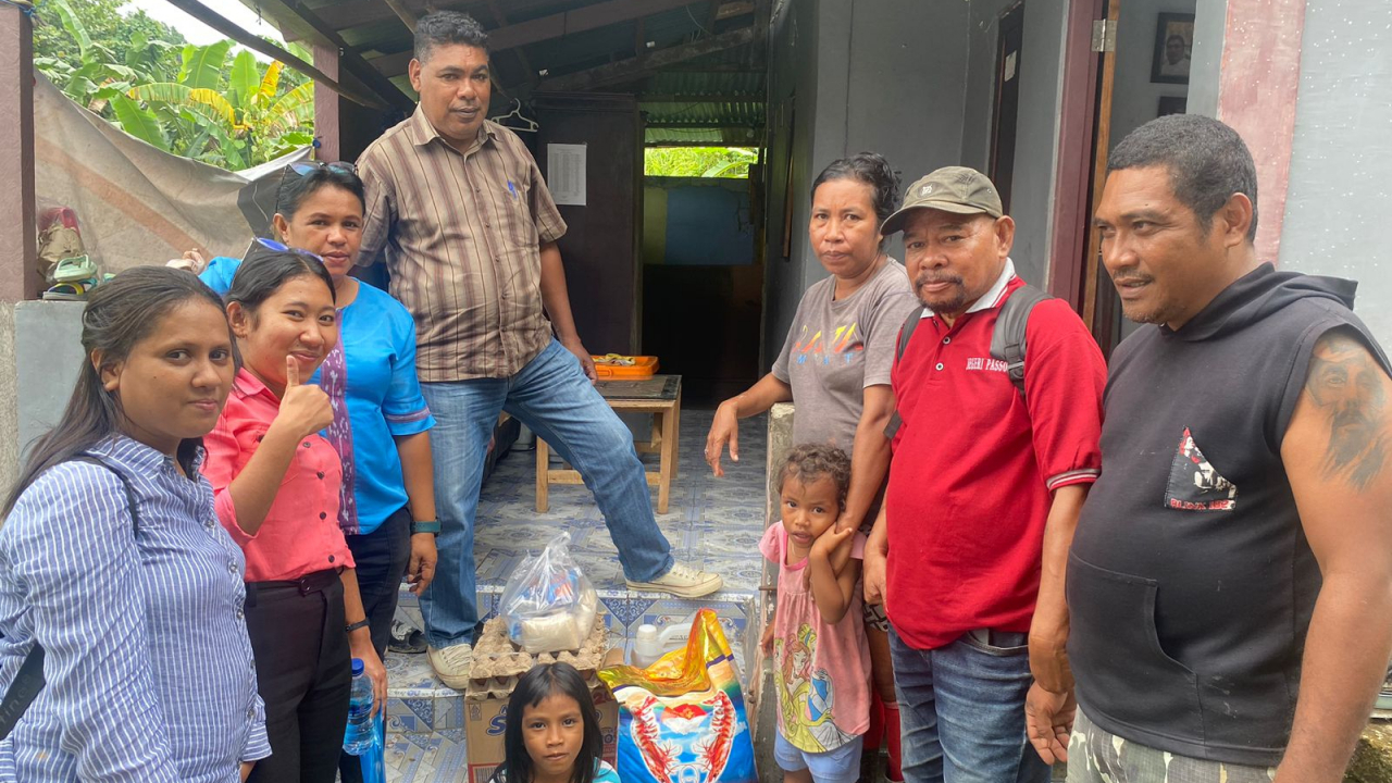 Bantuan Sembako dari Pemerintah Negeri Passo kepada korban Bencana Alam "TANAH LONGSOR" di RT 043