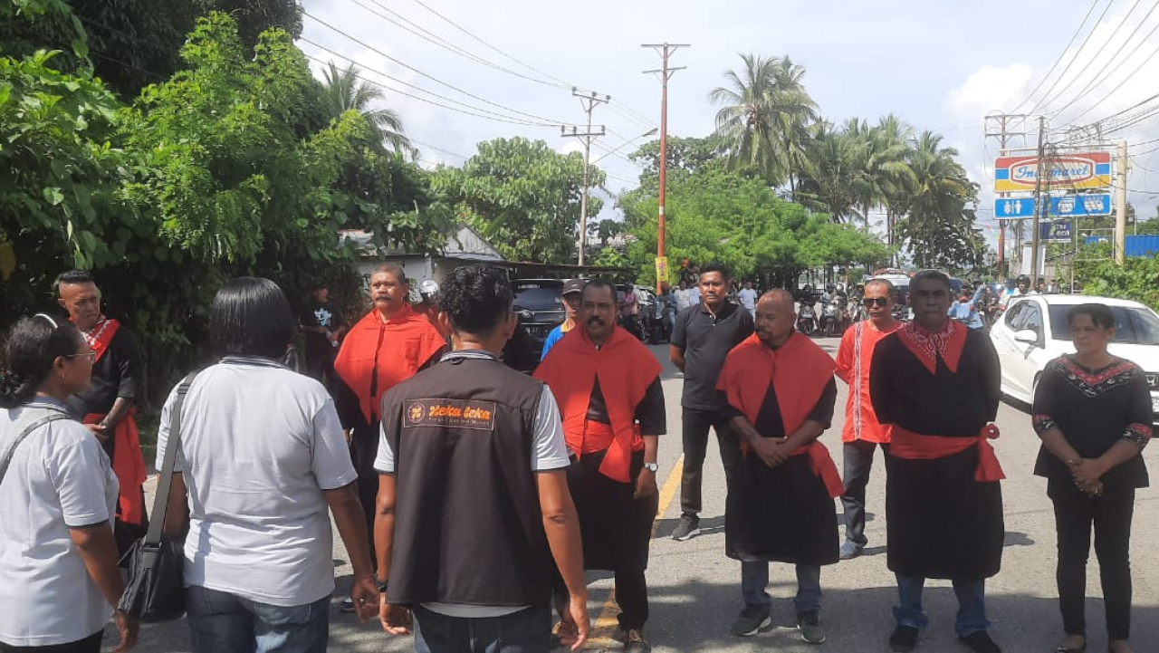 Penjemputan Tamu Kononia yang berasal dari Jemaat Paperu, Saparua Maluku Tengah di Negeri Passo oleh Pemerintah Negeri dan Saniri Negeri Passo.