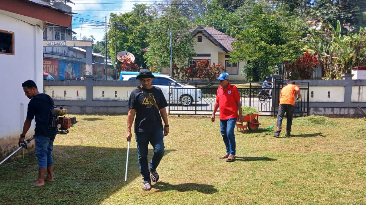 Gotong Royong di Negeri Halong: Mewujudkan Lingkungan Bersih dan Asri