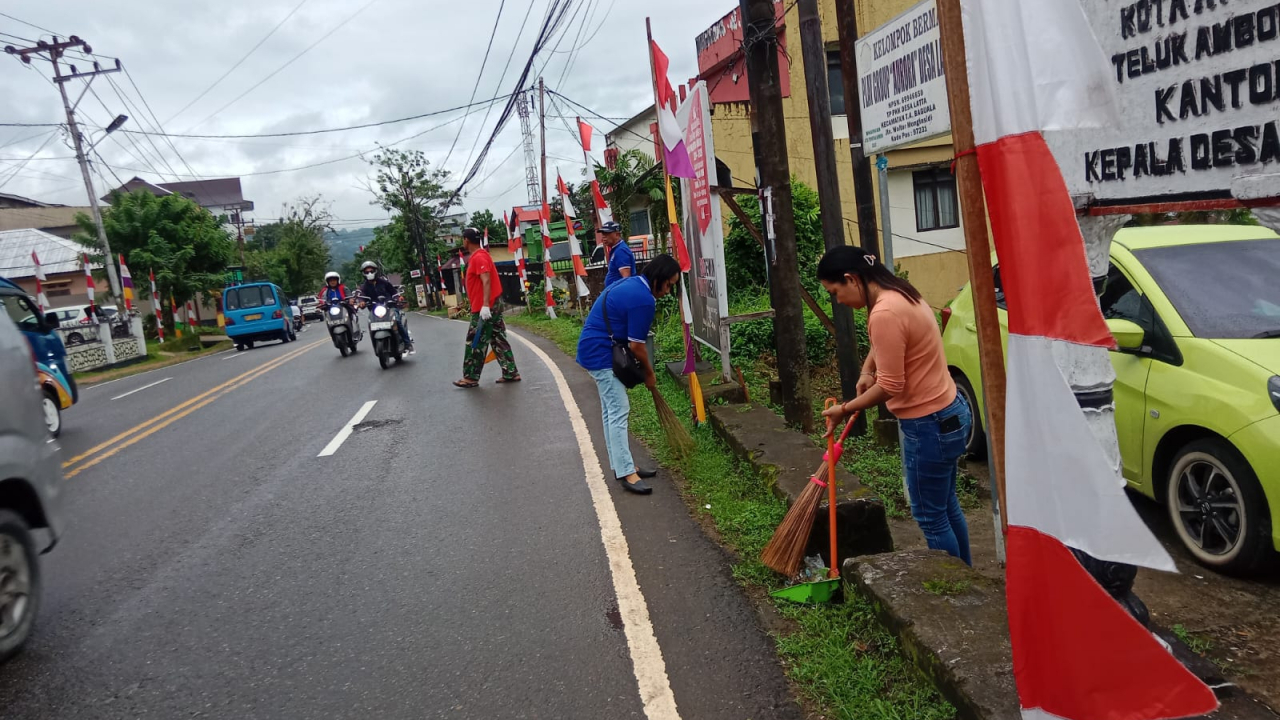 Menyambut HUT Kemerdekaan RI Ke-79, Masyarakat Desa Latta Bersih-Bersih Lingkungan