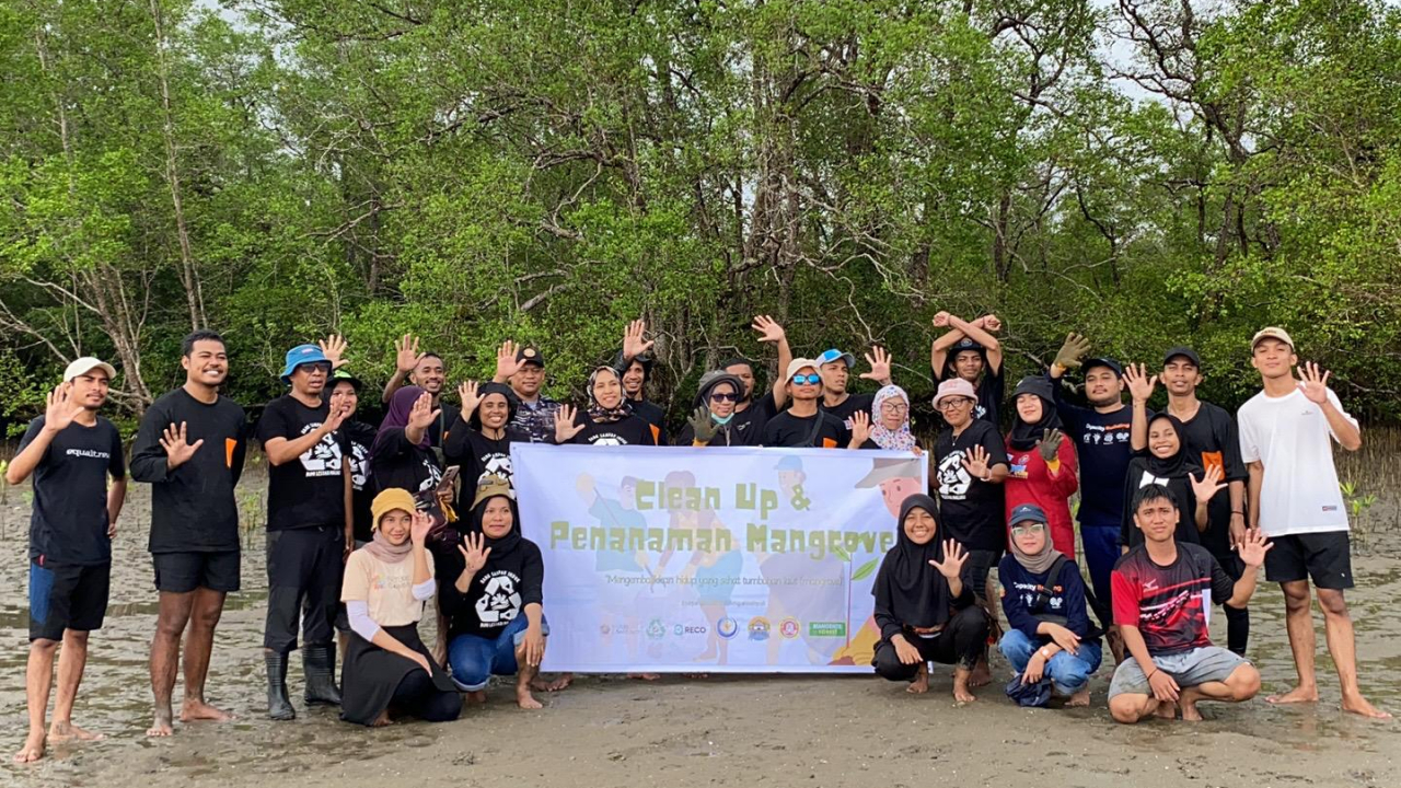 Penebalan Penanaman Mangrove di Pantai  Desa Waiheru