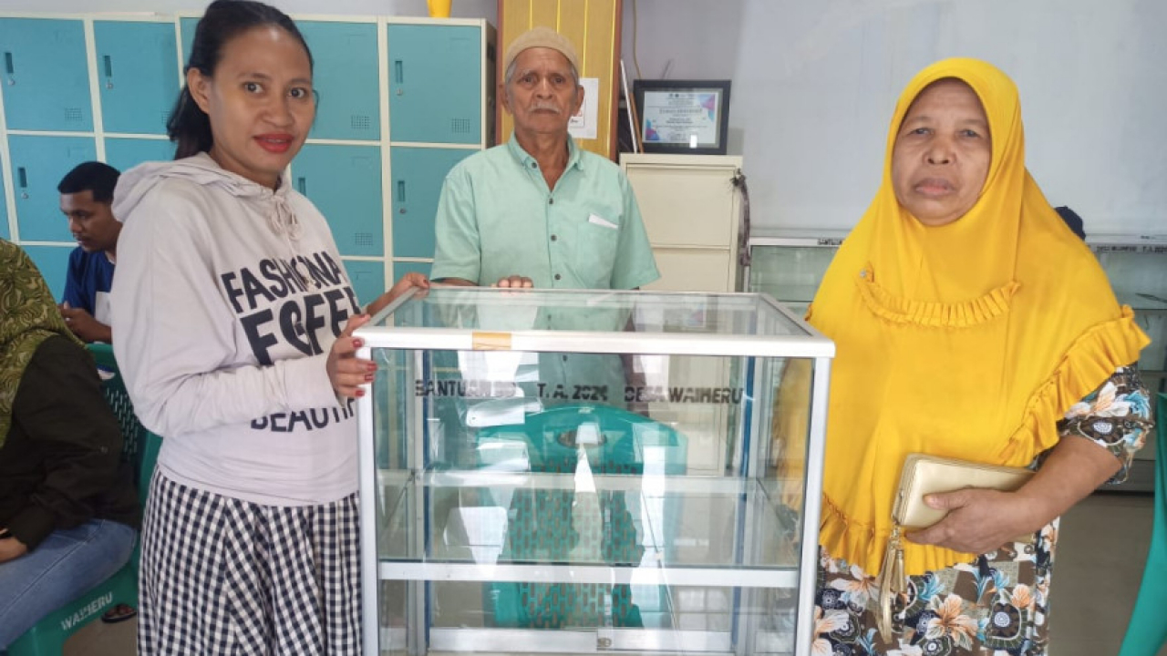 Meningkatkan Perekonomian Masyarakat, Pemdes Waiheru Salurakan Bantuan Pemberdayaan Masyarakat