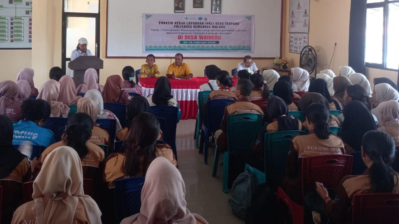 Penyerahan Mahasiswa PKL Terpadu Poltekkes Kemenkes Maluku di Desa Waiheru