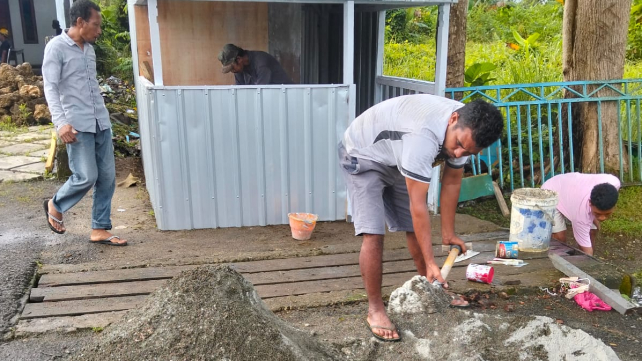 Kerja Bakti Pembangunan Pos Kampling di Desa Morodadi