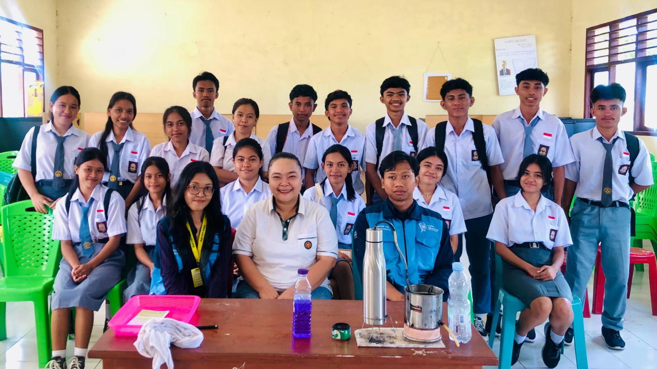Dari Samudera dinikmati Desa: Demonstrasi Desalinasi Air Laut kepada Siswa-Siswi SMA Nusa Damai oleh Mahasiswa KKN-PPM UGM "Kita Morotai" di Desa Posi Posi