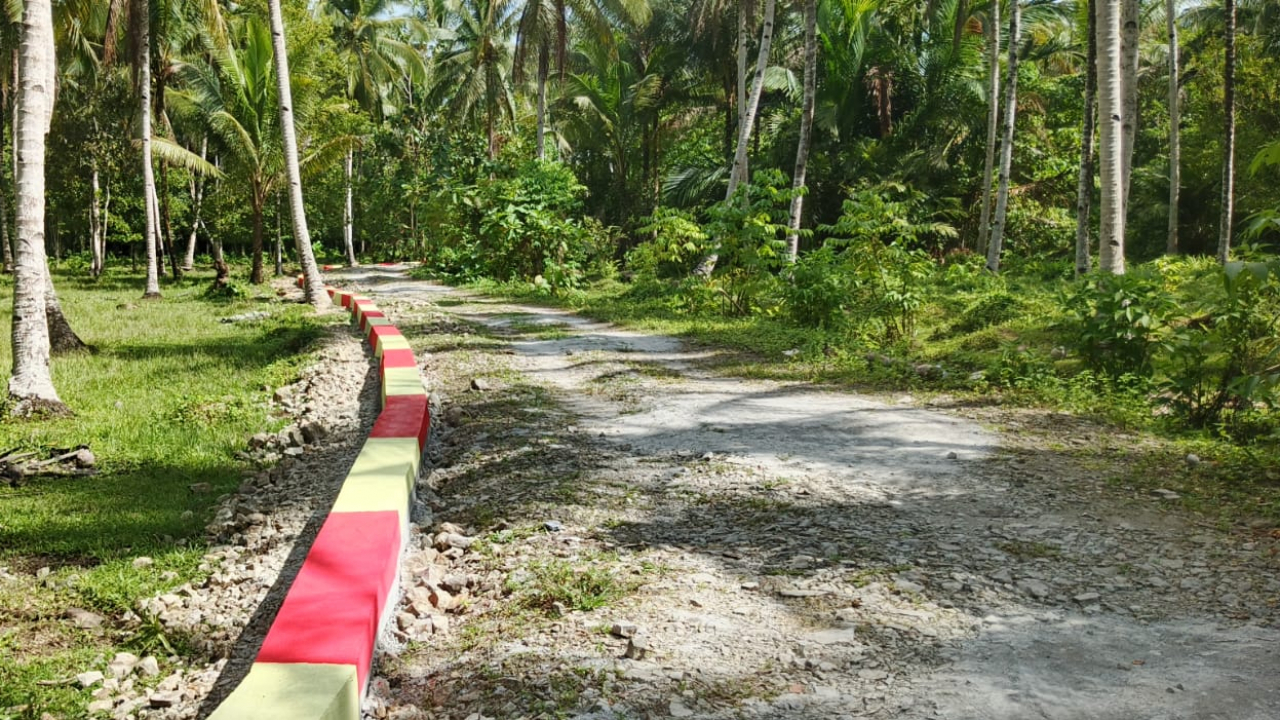 PEKERJAAN LANJUTAN TEMBOK TEPI JALAN TANI 290 METER TUNTAS
