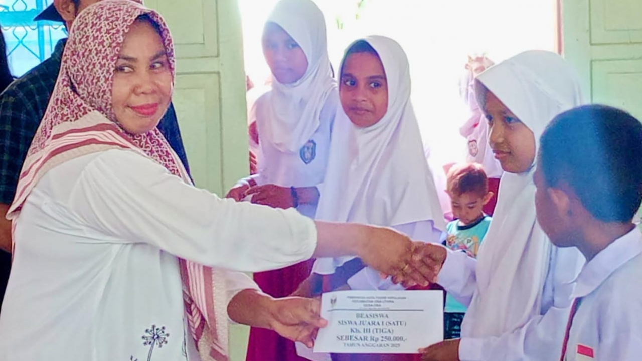 Penyeluran Bantuan Beasiswa, Siswa Berprestasi Dan Anak Yatim Oleh Pemerintah Desa Oba