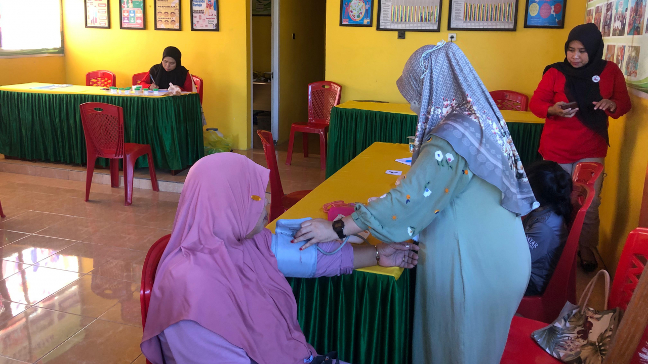 Pelaksanaan Posyandu Lansia dan Pemeriksaan Kesehatan Gratis di Desa Ampera