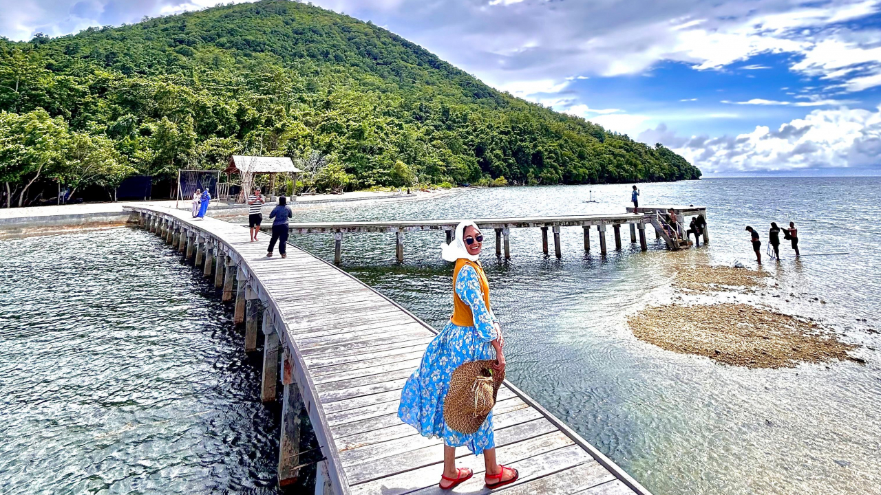 Menikmati Keindahan Pantai Akebai di Desa Maitara