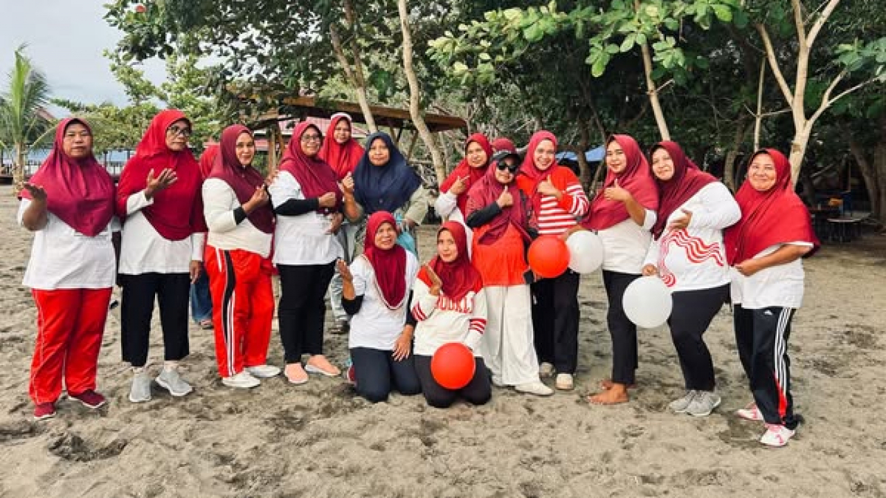PKK Desa Maitara Gelar Arisan dan Peringatan HUT RI ke-80 di Pantai Akebai