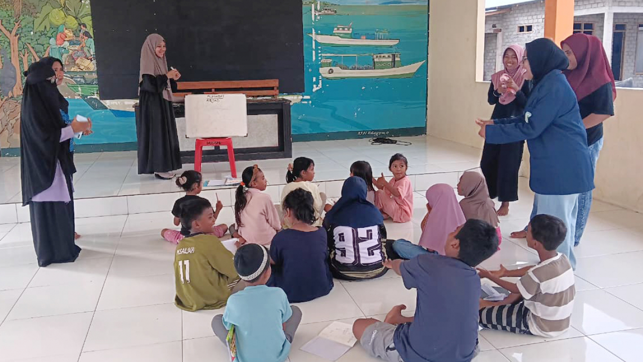 Mahasiswa FIP Universitas Muhammadiyah Maluku Utara Gelar Program Asistensi Mengajar 2025 di Desa Maitara Selatan