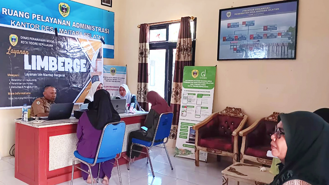 DPMPTSP Kota Tidore Kepulauan Hadir di Desa Maitara Selatan, Melalui Program “LIMBERGE”, Layanan Izin Mantap Bergerak Jemput Bola ke Masyarakat