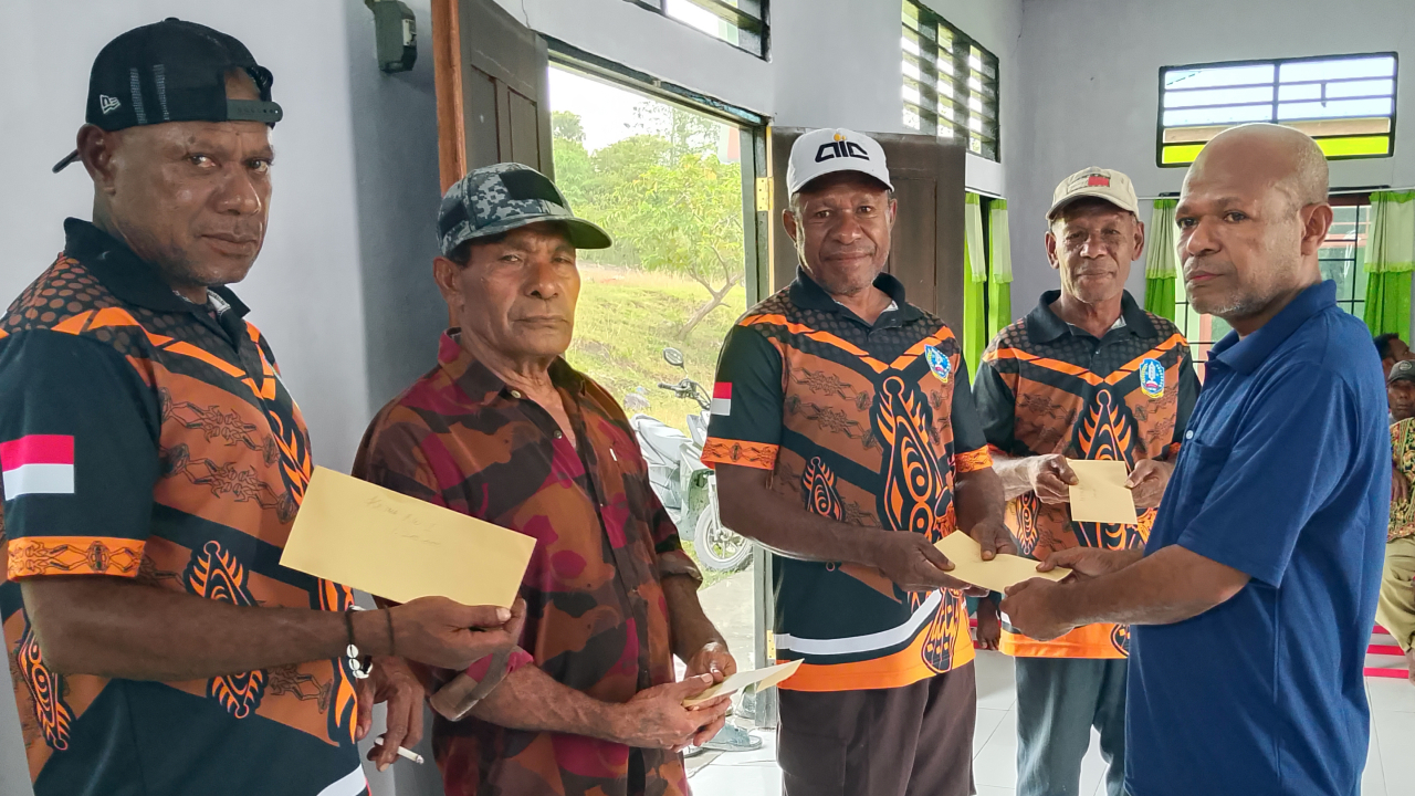Pemerintah Kampung Doyo Lama Serahkan Honor Aparat RT dan RW