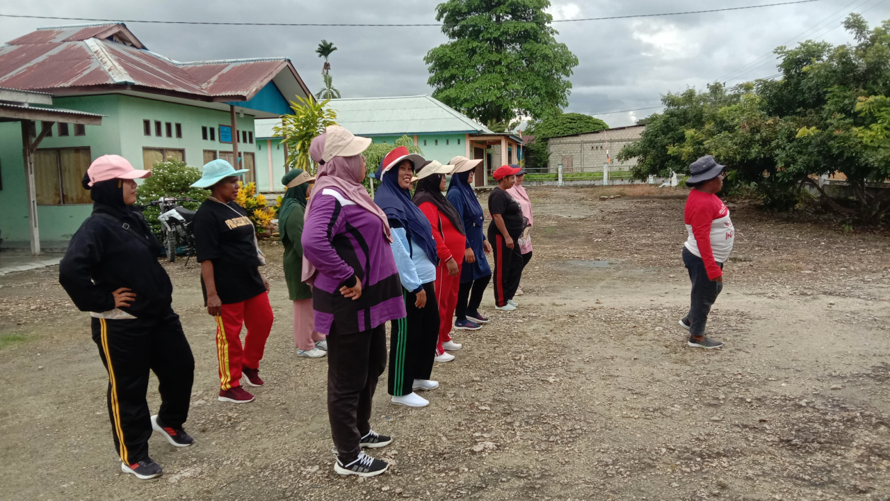 Meriahnya Partisipasi Tim PKK Kampung Arsopura dalam Lomba Gerak Jalan HUT ke-80 RI