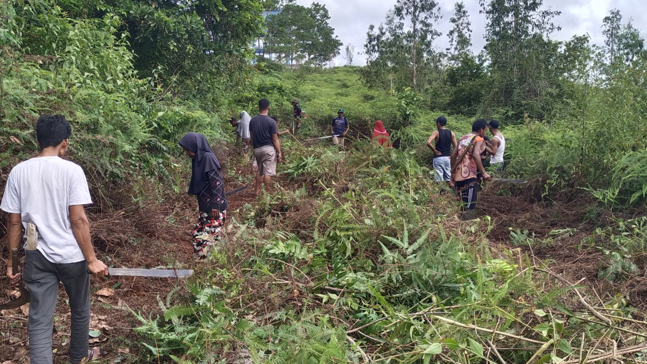 Kerja bakti lingkungan RT 0002