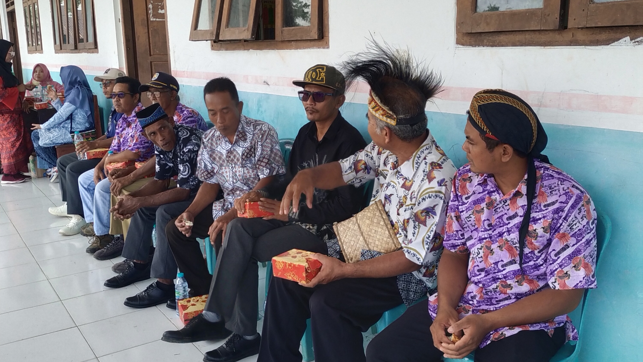 Mengikuti upacara