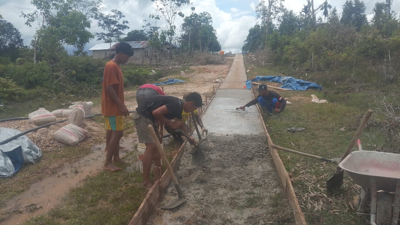 pengecoran jalan lorong lingkungan RT 003