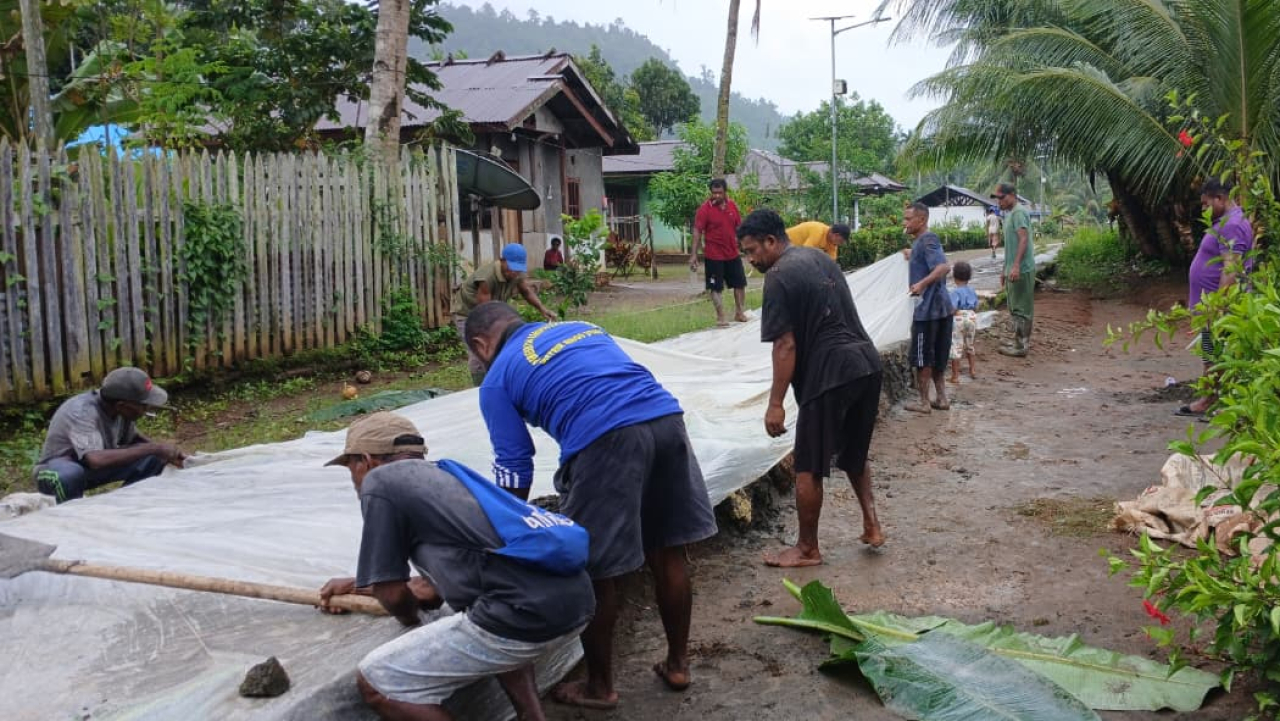 Warga Desa Kabare Raja Ampat Gotong Royong Perbaiki Jalan