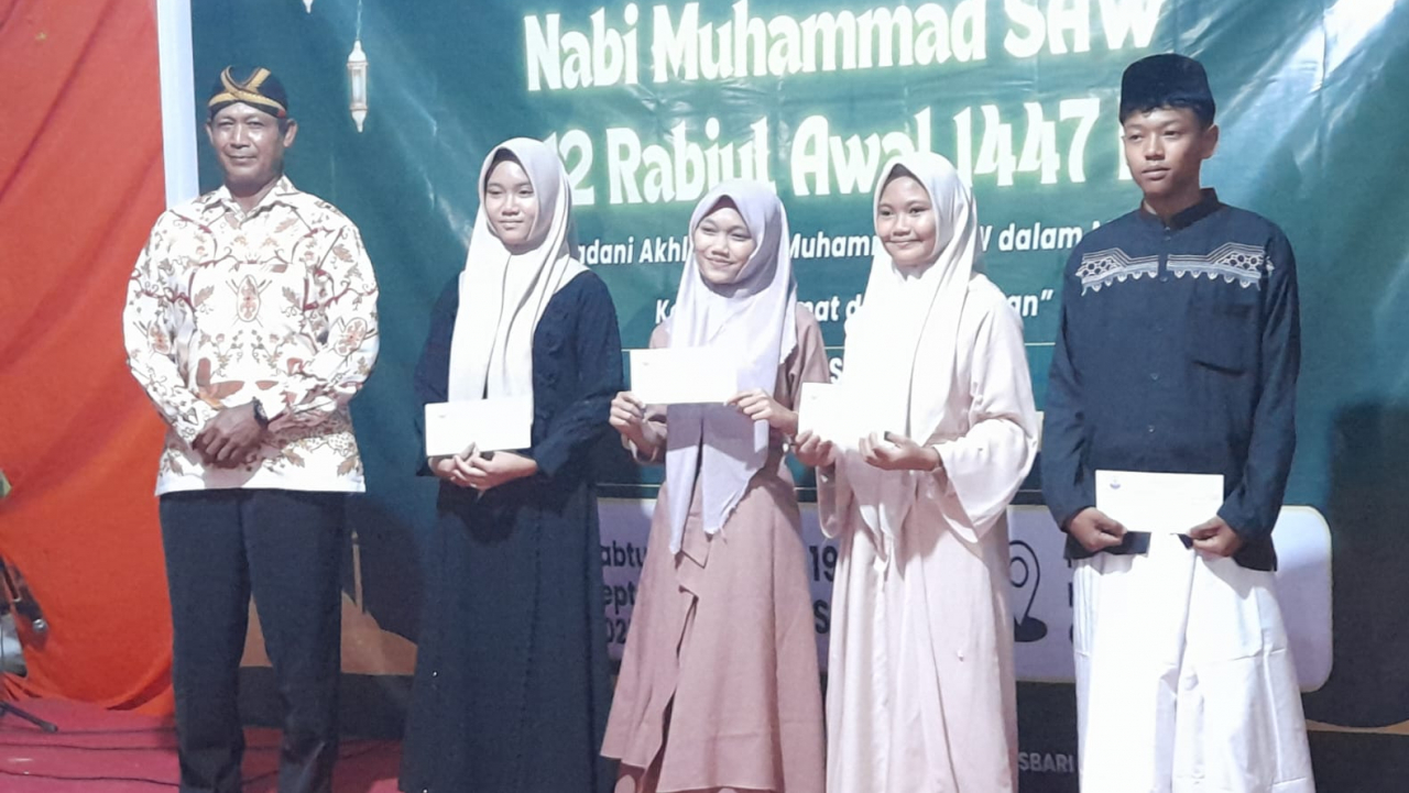 PEMERINTAH KAMPUNG SIDOMULYO TURUT MEMBERIKAN PENGHARGAAN KEPADA PESERTA FESTIVAL II, PHBI Oransbari