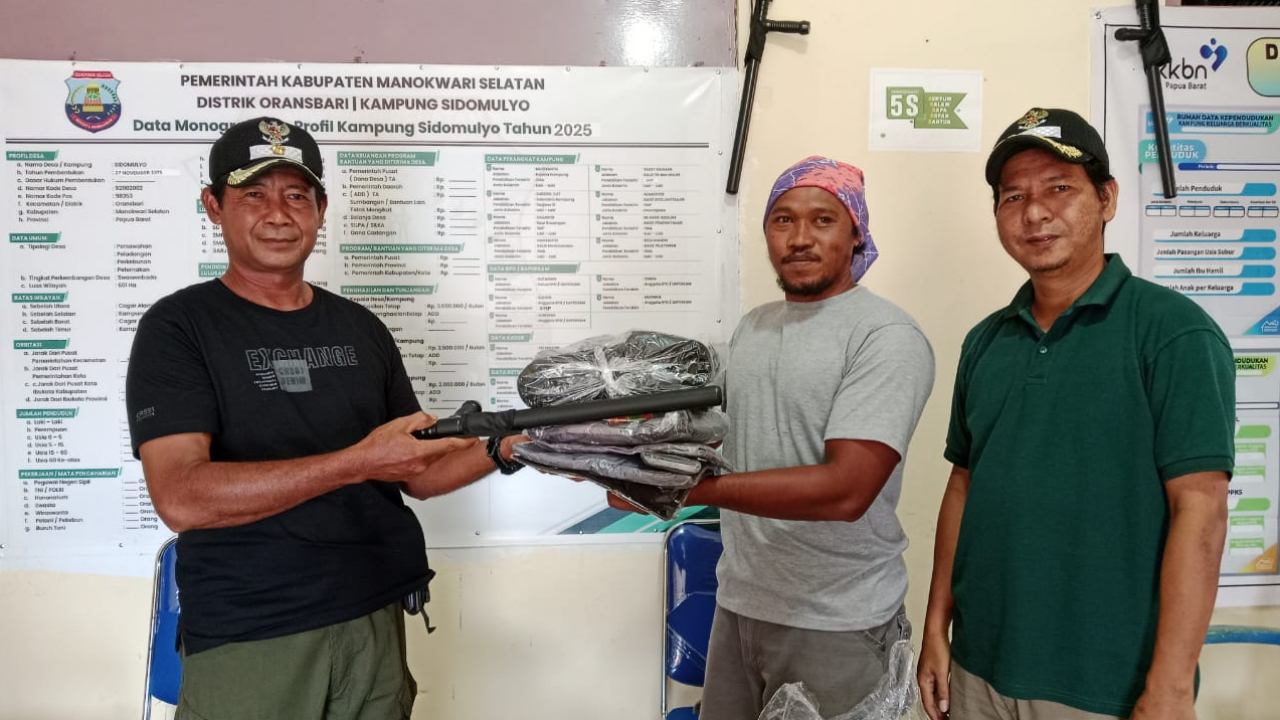 Pemerintah Kampung Sidomulyo Serahkan Seragam Baru untuk Anggota Linmas