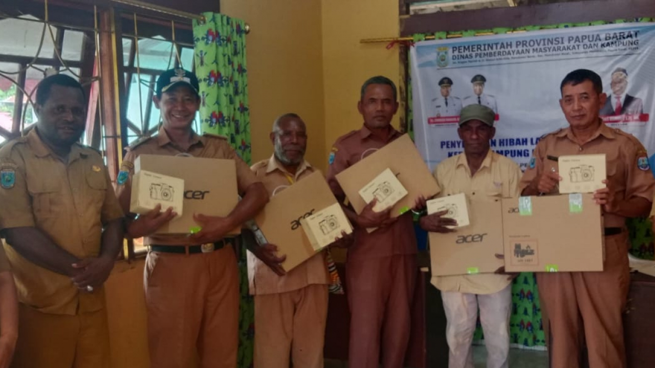 Kampung Sidomulyo Terima Bantuan Laptop dan Kamera dari DPMK Papua Barat, Atas Pencapaian Status IDM Mandiri pada 2024