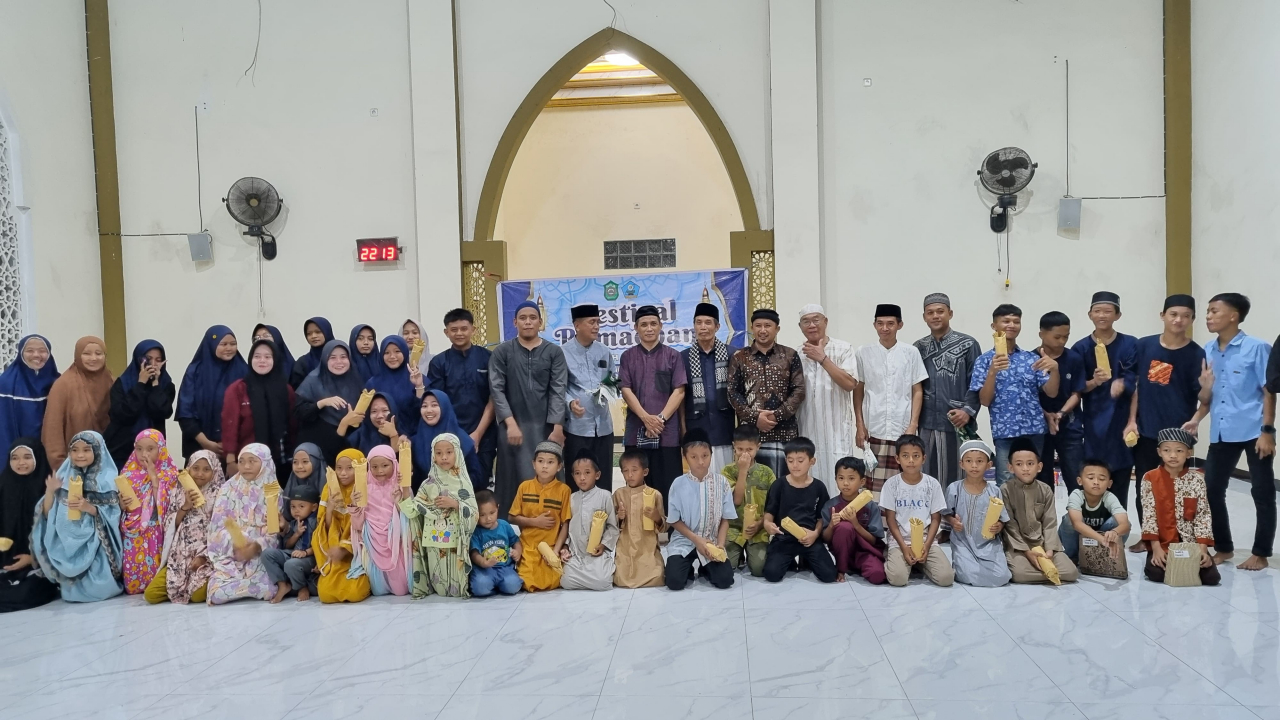 Gotong Royong Warga Ramaikan Kerja Bakti di Desa Desa Demo