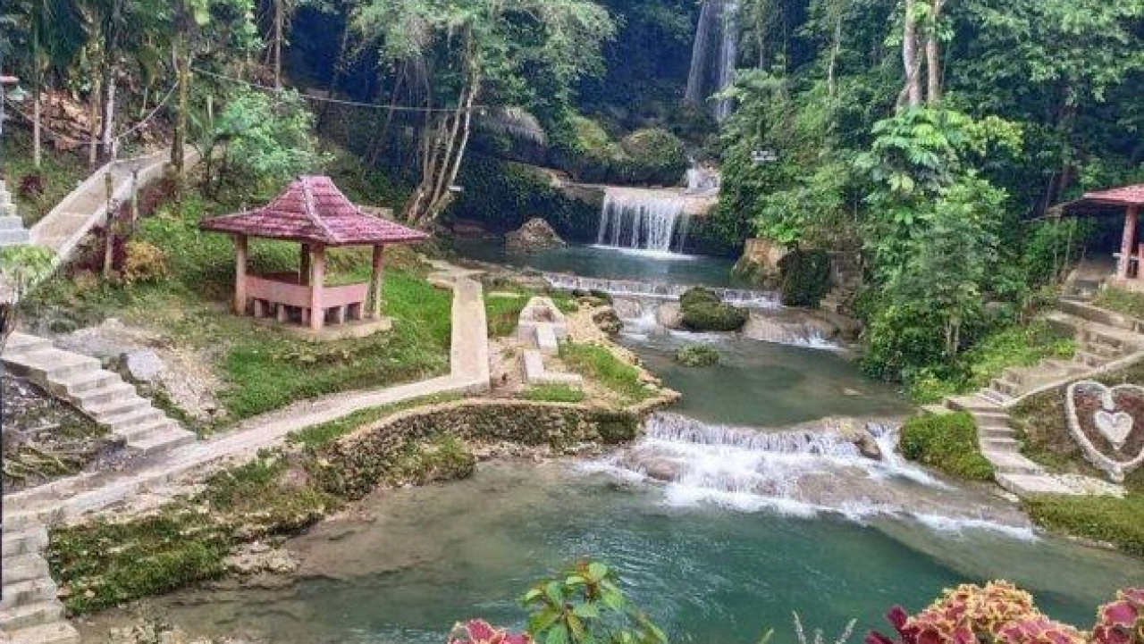 Menikmati Keindahan Air Terjun Luaha Ndroi di Desa Loloana'a